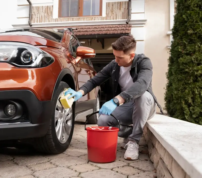 Lavage auto à domicile Exireuil : professionnel intervenant sur un véhicule